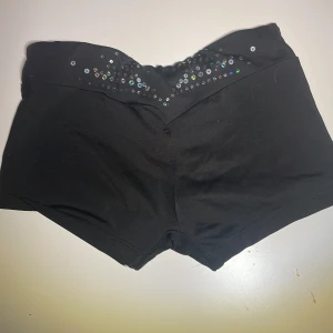 Cheershorts - Svarta cheershorts. Alla är XS men den med glitter på baksidan är en liten mindre variation av XS. 100kr styck alla för 300kr pris kan diskuteras. Ställ hur långa frågor som möjligt🫶🏼