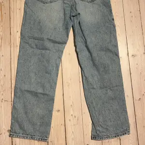 Säljer mina för små grunt jeans! Storlek är W27 Färgen är blå och skicket är 8/10 använda men fint skick ändå! Modellen är grunt hamon 