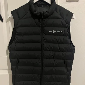 Sail racing spray down vest carbon - Sail racing spray down vest carbon, storlek S . Använde enstaka gånger och är i nyskick  Original påsen är med.