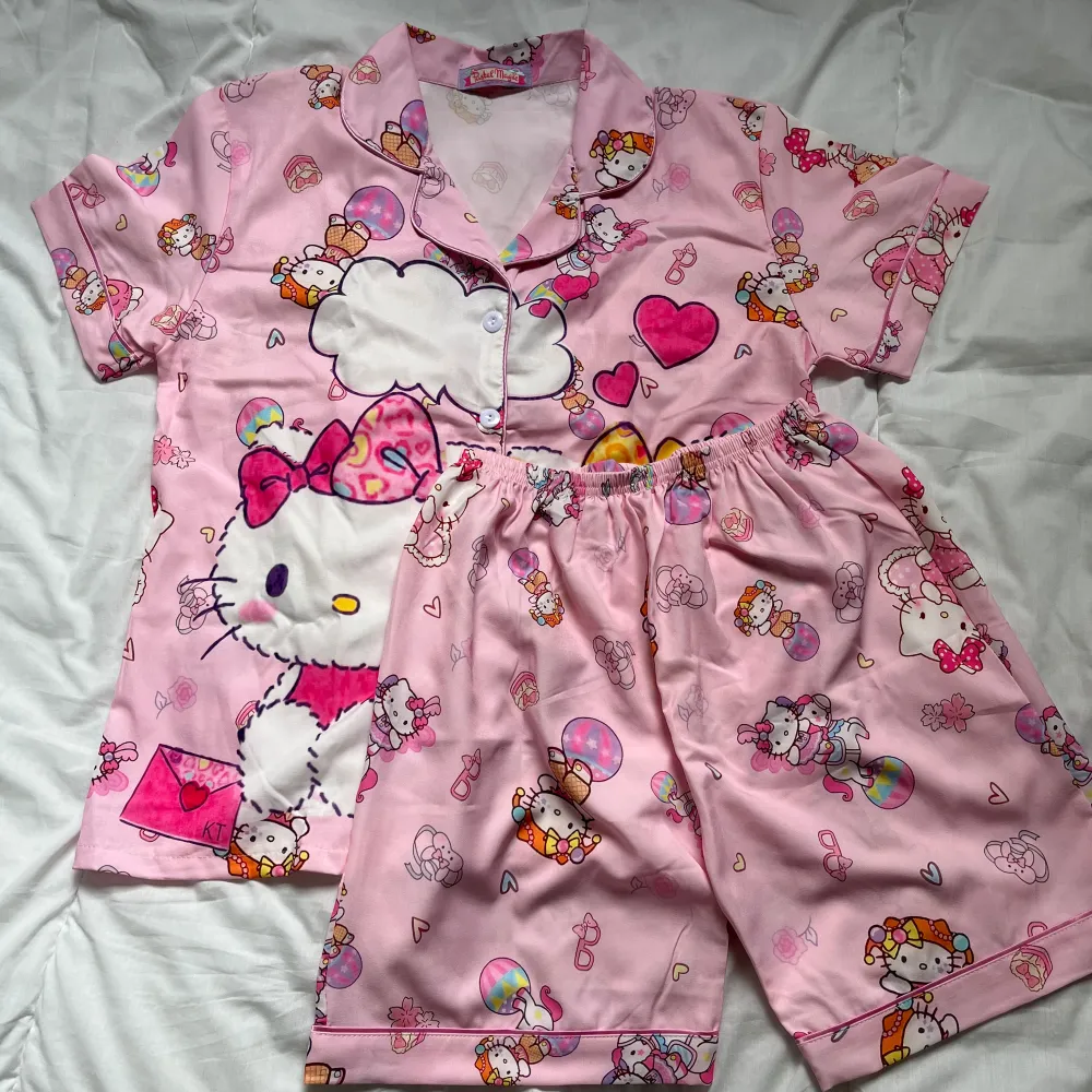 Så fin Hello Kitty pyjamas set, med topp och shorts, helt ny. Pyjamasen passar storlek XS-S💞. Shorts.