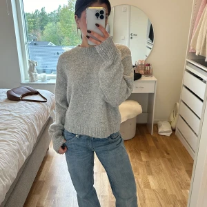 Monki stickad tröja  - Super skön och mysig stickad tröja från monki. I storlek S och grå färg, använda några fåtal gånger. Mycket bra skick! 