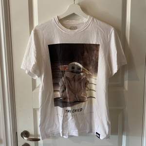 Starwars t-shirt med Grodu/baby Yoda på. Storlek xs från Pull & bear