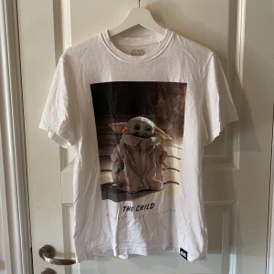 Starwars T-shirt - Starwars t-shirt med Grodu/baby Yoda på. Storlek xs från Pull & bear