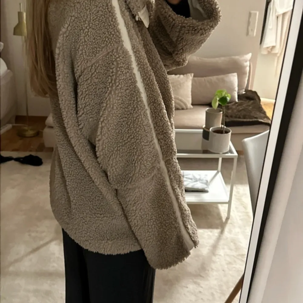 Säljer min Teddy jacka från hm, slutsåld överallt och väldigt eftertraktad🫶🏽 stolek M så en oversized fit på mig som har S normalt, så mysig att gosa in sig i nu till höst/vinter😊endast provad!. Jackor.