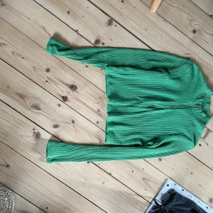 Långärmad magtröja med kjedja  - Jättefin, aldrig använd, stl M