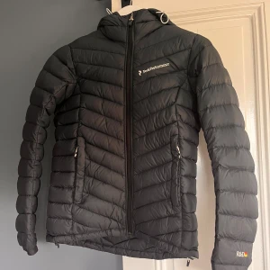 Dunjacka PeakPerformance - Tunnare dunjacka från PeakPerformance. Bra skick! En liten lagning på ena armen. 