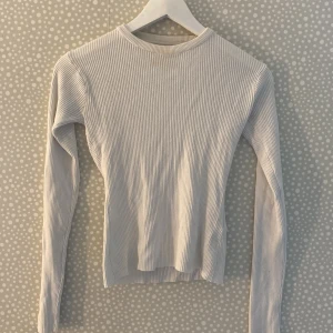 thight tröja - fin ribbad vit tröja från NA-KD, använd fåtal gånger så bra skick🤍