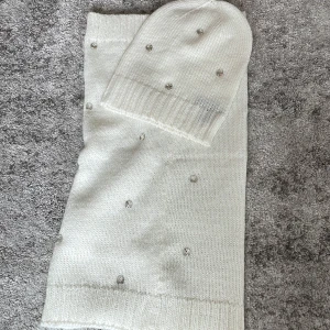 Victorias secret set  - Victoria secret set aldrig använda. Ingår både en mössa och tub halsduk. Super fina detaljer perfekt till höst och vinter. Säljs för 360. Pris kan diskutera tveka inte att höra av dig vid frågor eller intresse!