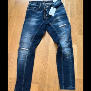 Black Island Jeans - De här är ett par feta Black Island Jeans som är köpt för 1,350kr. Men jag säljer dom för endast 500kr. Dom är helt oanvända och har etiketter. Skriv till mej för mer info eller om du är intresserad!