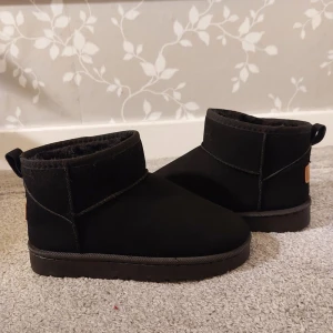 Svarta uggs liknande skor !Nya! - Helt oanvända svarta uggs likna de skor i storlek 38, skulle säga att det snarare är en st 37. Köpta för 500 pris går att diskitera! Skriv för mer info♡