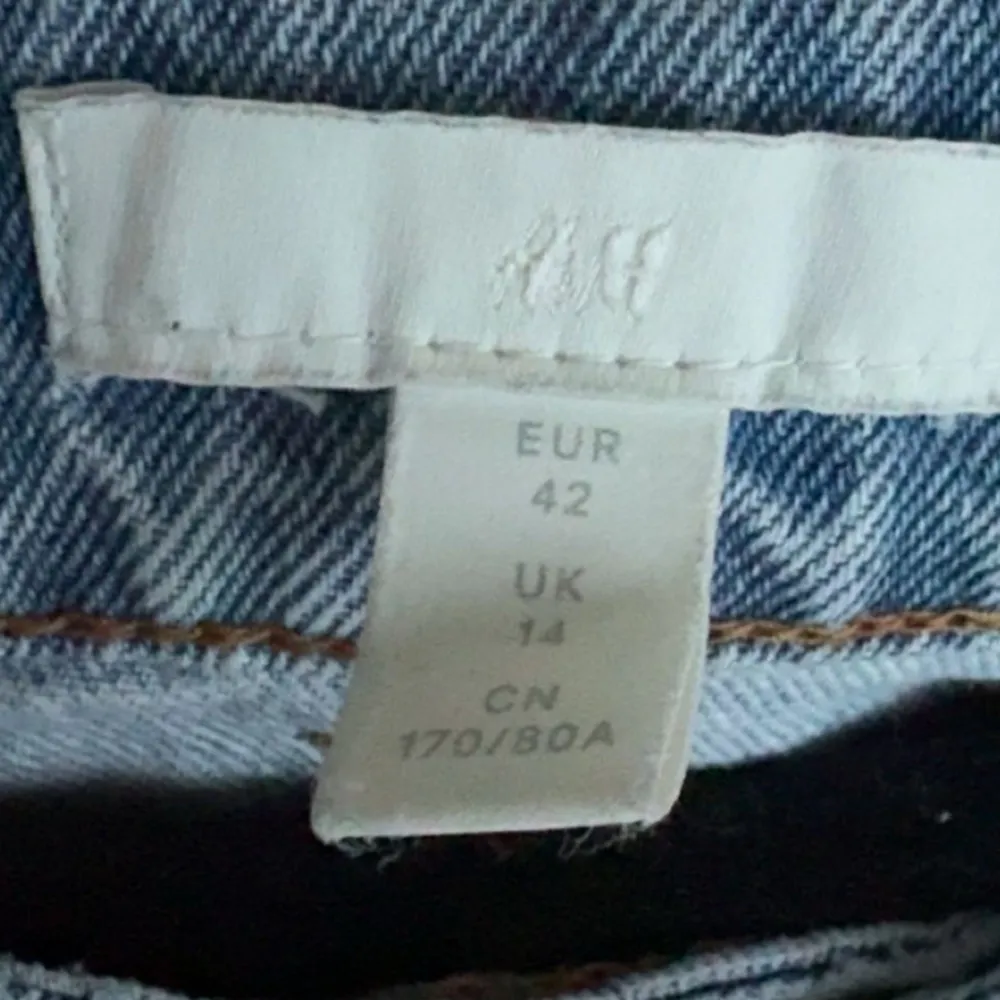 Säljer ett par klassiska blå jeans från H&M i storlek 42. De har en snygg tvätt och är i bra skick. Perfekta för vardagsbruk och kan matchas med nästan vad som helst. De har en knapp och dragkedja framtill samt fickor både fram och bak.. Jeans & Byxor.