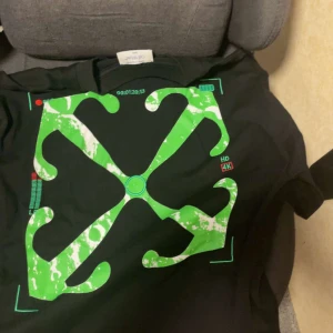 Off- white T-shirt  - Bra skick 10/10  äkta priset kan sänkas oanvänd .