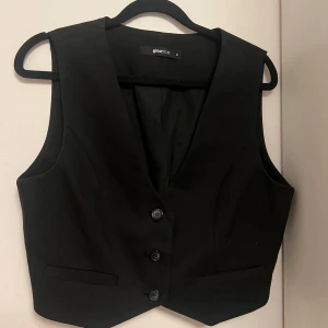 Väst  - Svart väst croppad. Använd en gång Ny pris 359