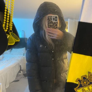 calvin klein jacka - säljer min calvin klein vinterjacka då jag ska köpa ny, super mysig och bra för vinterväder!! 🩷 passar Xxs-M