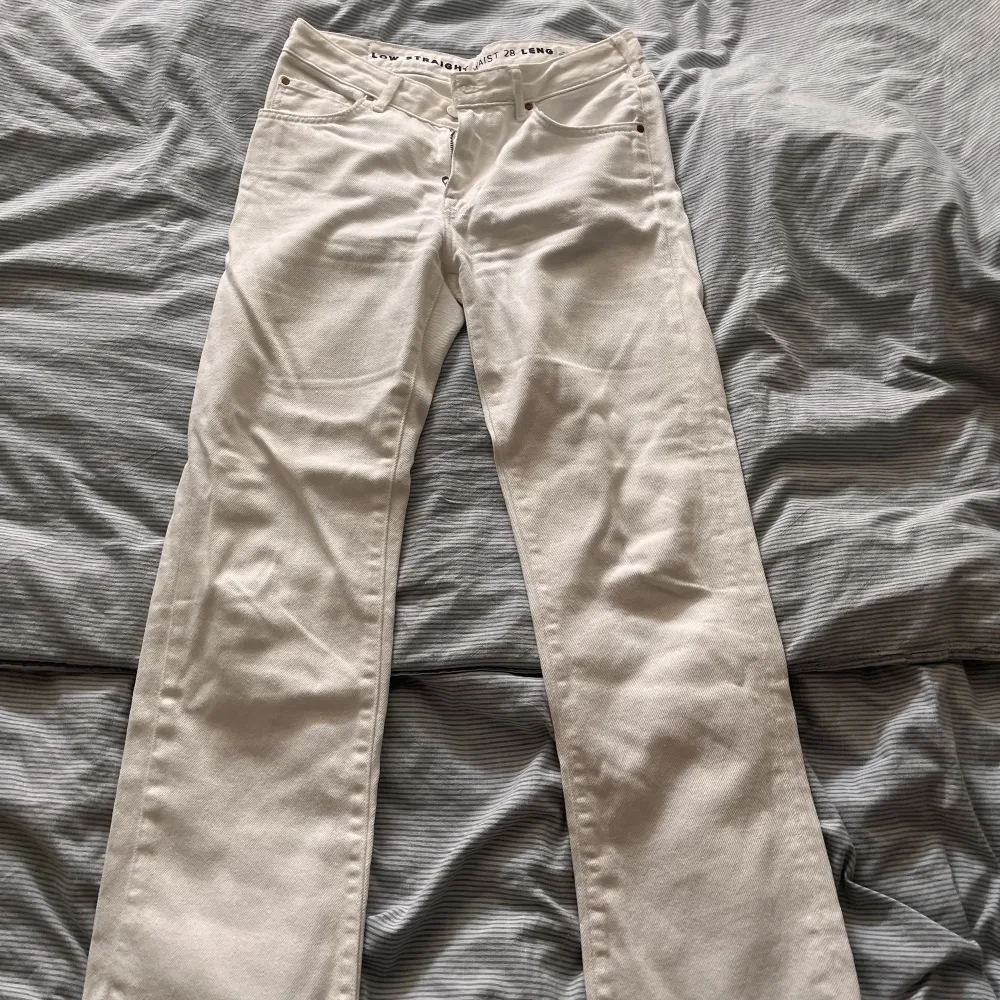 Raka medelmidjade jeans från Bikbok i storlek 28/32. Knappt använda. Passar storlek 36/S . Jeans & Byxor.