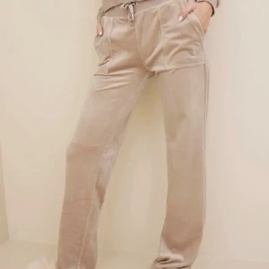 Juicy byxor  - Bra skick, säljer då jag inte använder de! I storlek xxs men passar också xs