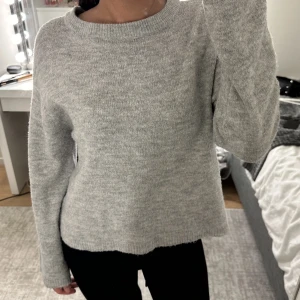 Stickad tröja  - Säljer den här jätte fina och populära tröjan från lager 157 då den inte har kommit till användning så mycket. Storlek Xs men passar även S