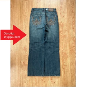 Eckö untld baggy jeans - Ny med prislappar, säljer då de är för långa för mig och jag kan inte lämna tillbaka. Lite lätt bootcut. Märket är Marck Ecko, skaparen av Ecko-untld. Mått: 108cm längd 41cm midja(W32) 25cm benöppning Kan köpas via ”köp nu” på Vinted Skriv om frågor.