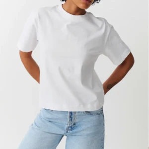 Vit T-shirt - Vit basic tee från Gina Tricot.          T-shirten är inte sliten och i bra skick!! Orginal pris 169,95kr 