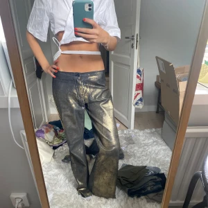 Metallic jeans - Säljer dessa supercoola jeans på grund av att de tyvärr är för stora för mig. Köpta second hand och jag har aldrig använt de. 