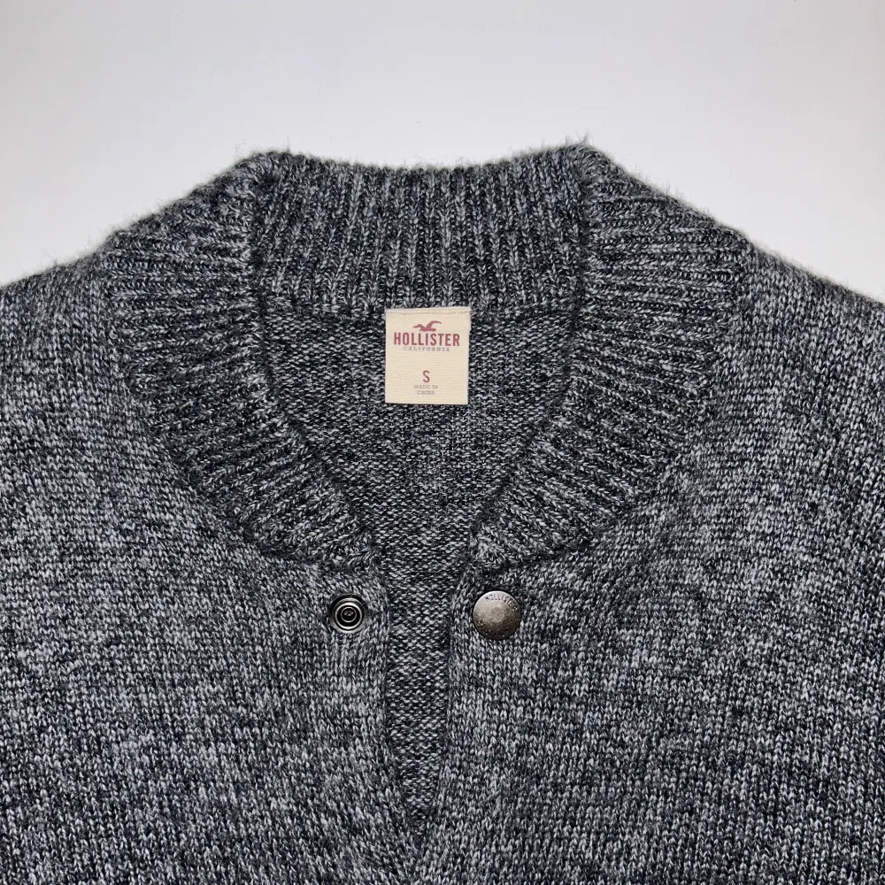 | Stickad Cardigan  från märket hollister | | Modellen är 187 cm, 83 kg | | Koftan är knappt använd och har varken hål eller fläckar | | Märke: Hollister | | Vid intresse eller funderingar⭐️😁 | . Tröjor & Koftor.