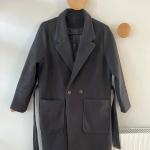 Svart trenchcoat  - Svart trenchcoat perfekt för hösten