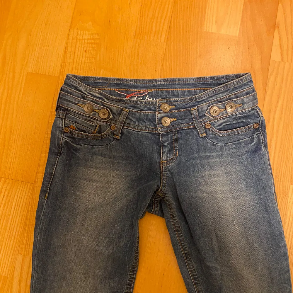 Snygga lågmidjade skinny jeans som man antingen kan sy om eller ha kvar skinny👍 försmå för mig och får inte på mig dom så därför säljer jag. Står ingen storlek men skulle säga att de är xs!. Farkut & Housut.