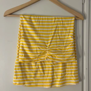 Gul- och vitrandig tubtopp - Fin gul- och vitrandig tubklänning vintage från zara.