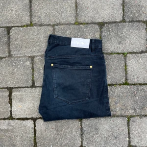 Acne Jeans max new cash - Säljer dessa jeans från acne i fint skit, perfekta nu när vi närmas oss den mörkare tiden på året⚓️