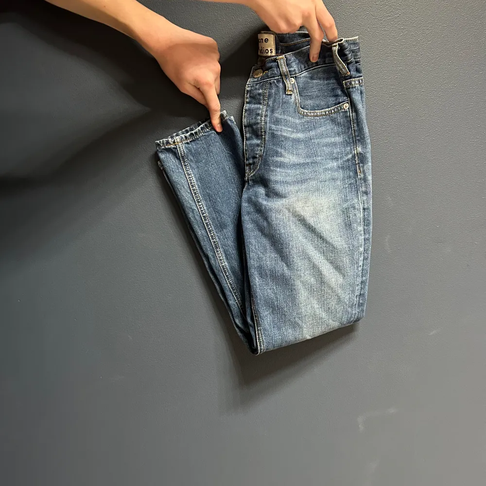 Säljer ett par acne jeans i storlek 30. Bra skick. Straight fit. Jeans & Byxor.