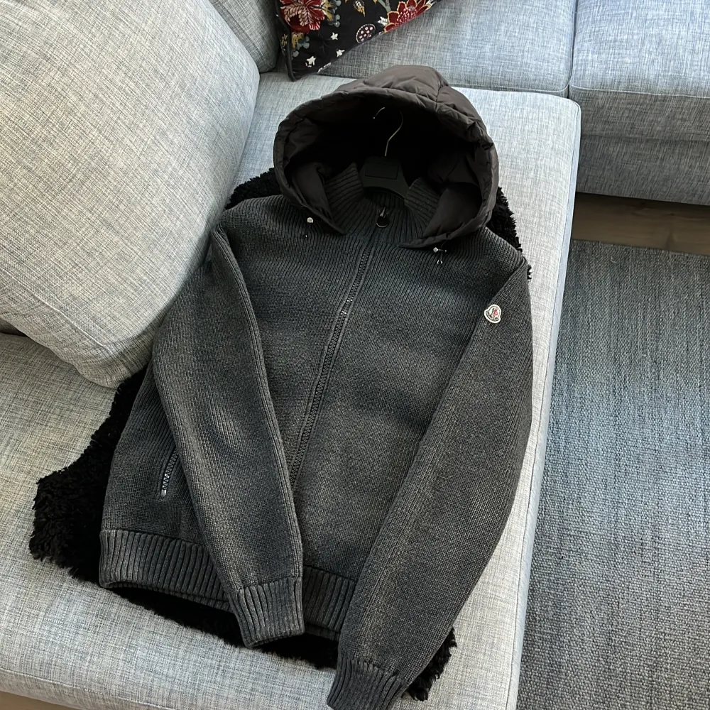 Säljer mina snygga moncler cardigan i bra skick! Finns små anmärkningar då det är en gammal jacka men inget som syns vid användning eller så. Storlek L men passar mer M/S. Pris 4999. Jackor.