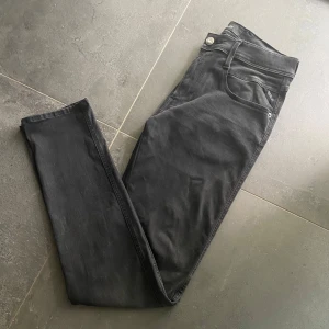 Replay jeans - Ett par riktigt feta replay jeans i Slimfit❗️| Jeansen har lite tvätt som är sjukt snyggt! | skick: 8/10✅ | Jag på bilden är 182 | Hör av er vid mer frågor❗️