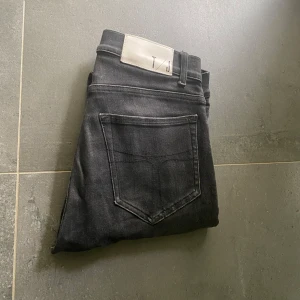 Tiger of Sweden Jeans - Ett par riktigt feta Tos Jeans med en skön tvätt❗️| Jeansen är i skick: 8,5/10✅| Jeansen har den populära modellen Evolve som sitter i Slimfit| Hör av er vid mer frågor!