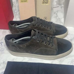 Lanvin Skor  - Lanvins i färgen brun i Uk 7 de är I jätte bra skick 9/10 , dustbag ingår , har ni några frågor om skorna är de bara att fråga 💯💯