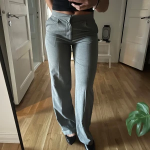 Kostymbyxor  - Grå kostymbyxor från pull & bear. Inga fläckar eller defekter på byxorna. Använd ett fåtal gånger. Säljer på grund av att de sitter en aning tight på mig.