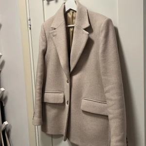 Oversize kavaj beige - En oversize kavaj från &otherstories, strl 36. Har tre fickor, två på framsidan och en innerficka. Skriv för bilder!