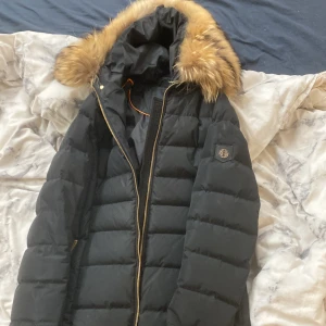 Hollies vinterjacka - Säljer min fina äkta hollies vinterjacka som köptes 2019 och går därav att inte ta tag på längre, använd cirka 5 gånger så skicket är bra som nytt :) Strolek 36 och är fodrad så man fryser inte, figursydd. 