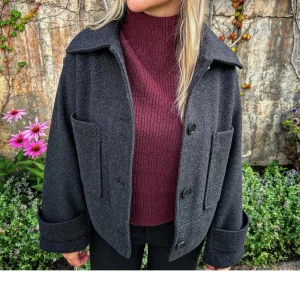 Kappahl kappa - Superfin kappa ifrån Kappahl. Storlek XS. Den är andvänd men fortfarande fint skick. Köpt för 900 kr