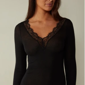 Svart spets Intemissmi ny - Spets svart Intemissmi tröja ny pris :459 kr nyskick ändas använd två gånger jätte fin ❤️❤️❤️