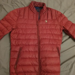 US polo assn jacka - Ralph lauren liknande jacka. Skicka meddelande om ni har frågor