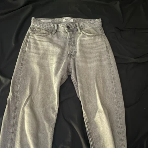 Jeans - Säljer ett par jack & Jones jeans som är nu för små. Pris går att diskutera vid snabb affär. Strl 27/30 
