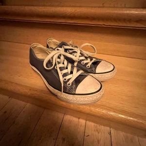 Blåa Converse - Säljer mina blåa Converse. 