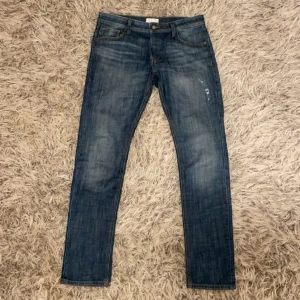 Jack & Jones jeans - Jeans från märket Jack & Jones riktigt snygga men säljer för att dom inte kommer till användning längre inget fel på dom förutom att fram fickans söm har gått upp lite, Tveka inte att höra av dig vid fler frågor Mvh Elias🙌🏼