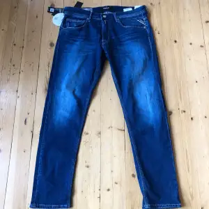 Helt oanvända blåa replay jeans, säljer de för att de passade inte mig :/  Skriv om du har någon fråga 🙋‍♂️ 