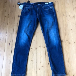 Replay jeans helt oanvända - Helt oanvända blåa replay jeans, säljer de för att de passade inte mig :/  Skriv om du har någon fråga 🙋‍♂️ 