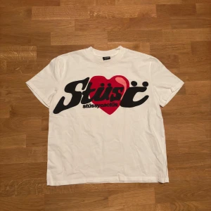 Stüssy x CPFM T-shirt - Säljer en snygg vit t-shirt från Stüssy i samarbete med CPFM (cactus plant flee market). Den är kortärmad och i bomull med en boxy fit. Sällsynt tröja och i super bra skicka. Kontakta mig vid intresse eller prutning 