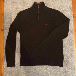 Tommy Hilfiger half zip - Riktigt fet stickad Tommy Hilfiger half zip i Rikgit bra skick skulle säga 9/10 då den inte har några tecken alls på användning Nypris ca 1300kr Jag är cirka Jag är 185cm 68kg   Skriv vid minsta fråga eller fundering🔥