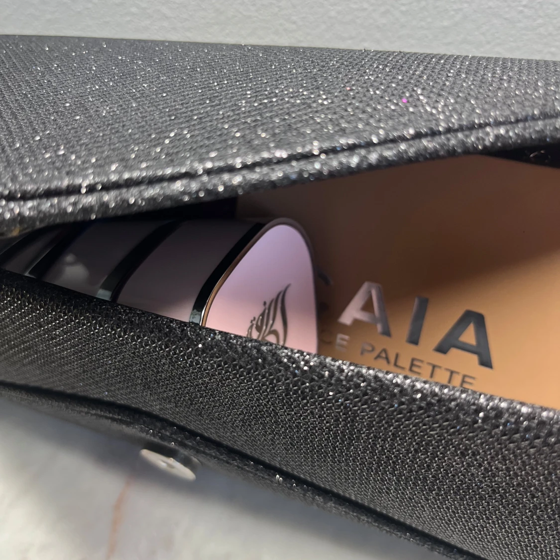 Festlig svart-glittrig väska