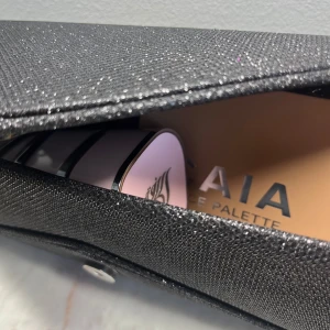 Festlig svart-glittrig väska - Väskan är aldrig använd, den rymmer massor och den glittrar. Funkar perfekt för festligare tillfällen