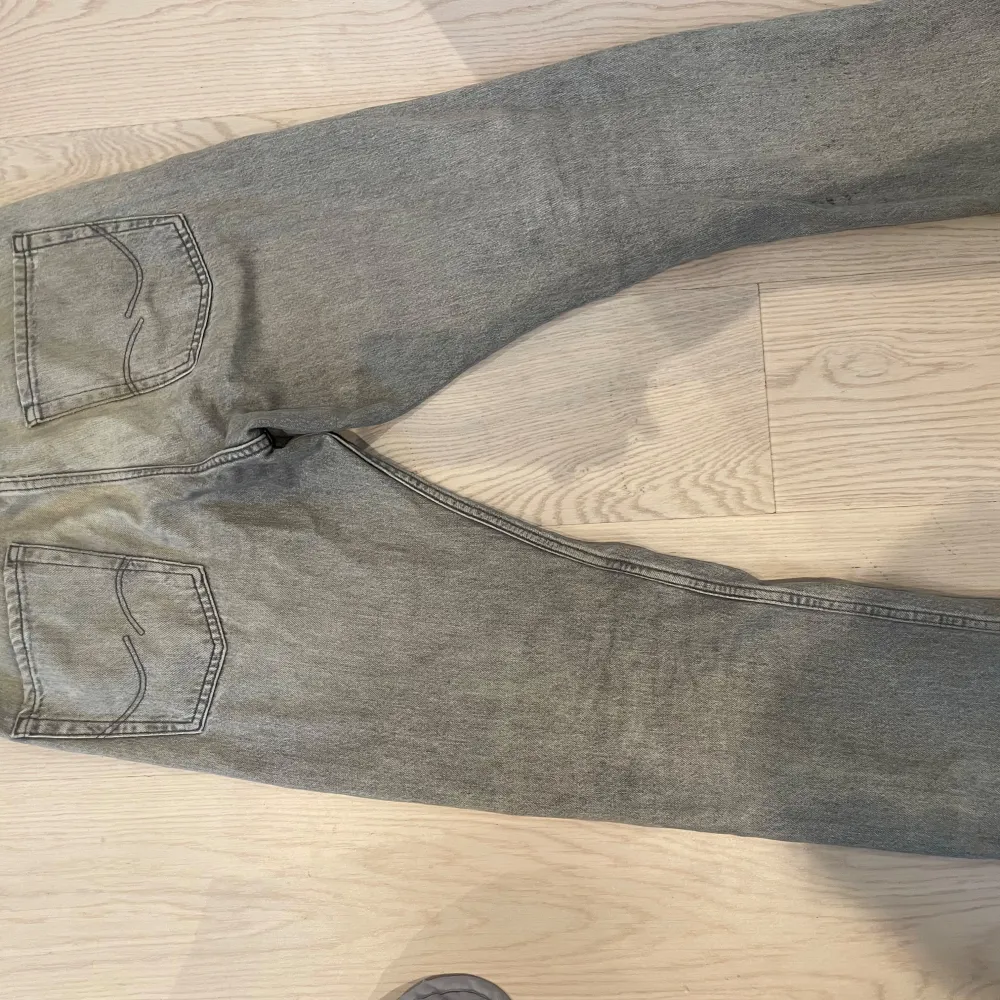 Säkjer nu ett par gråa Jack and jones jeans i Loose/Chris storlek 29 midja och 30 längd. Dem är i bra skick inga defekter. Hör av vid funderar!. Jeans & Byxor.